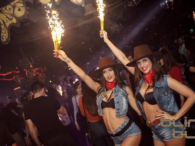 fiesta reggeaton bling bling